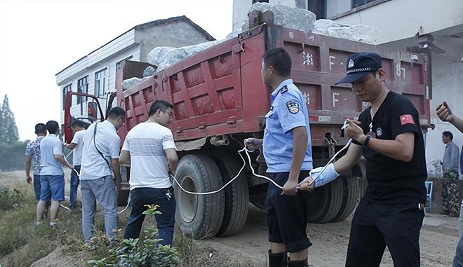 乐鱼电竞16位卡车敢死队司机冒着性命告急开车带石冲向洪水堵溃口(图7)