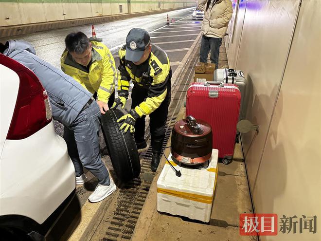 乐鱼电竞车辆地道掷锚交警迅疾换胎解困(图1)